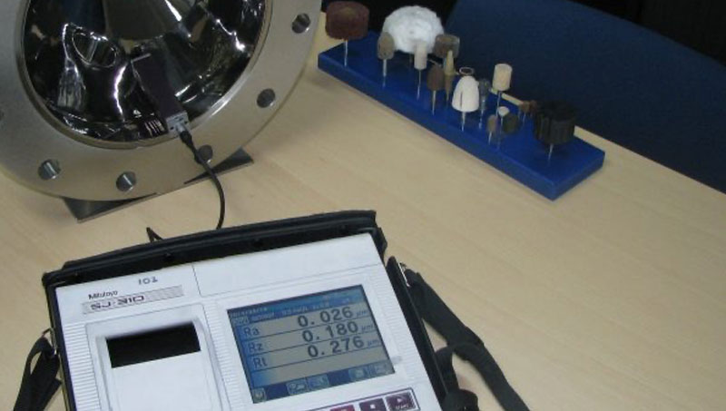 The surface roughness is measured with a roughness meter. Here we see the Ra value, Rt value and Rz value.