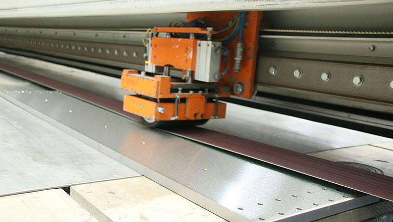 A stainless steel plate is ground with Longbelt grinding technique.