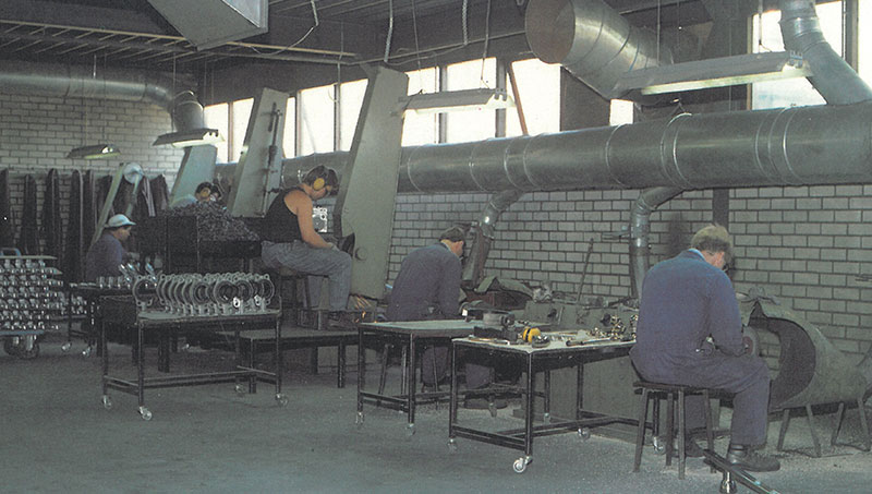 'Slijperij Van Geenen' was born and the focus was mainly on heavy work such as deburring for chrome companies and foundries.