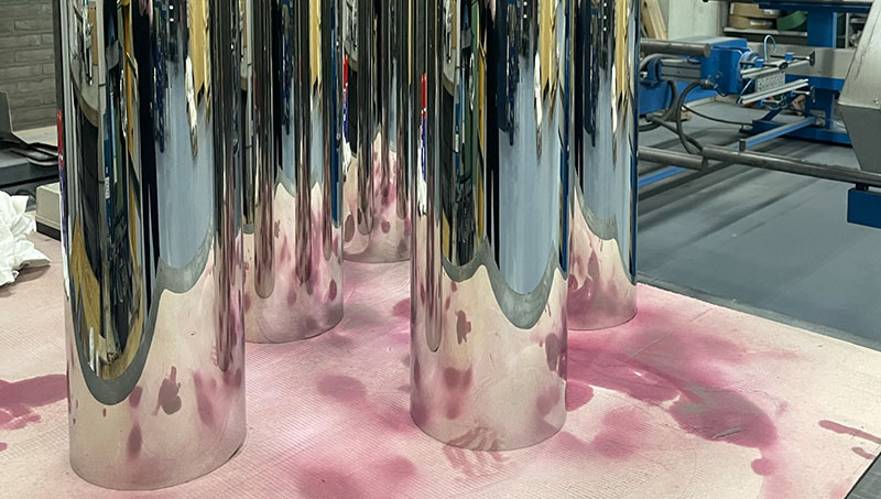 High-gloss polished tubes.
